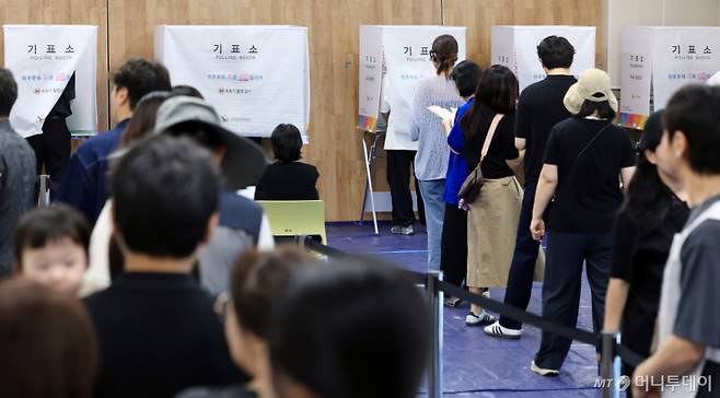 전국동시지방선거 사전투표 마지막 날인 지난달 30일 서울 성동구 공공복합청사에 마련된 사전투표소를 찾은 유권자들이 투표하기 위해 줄을 서고 있다./사진=뉴스1