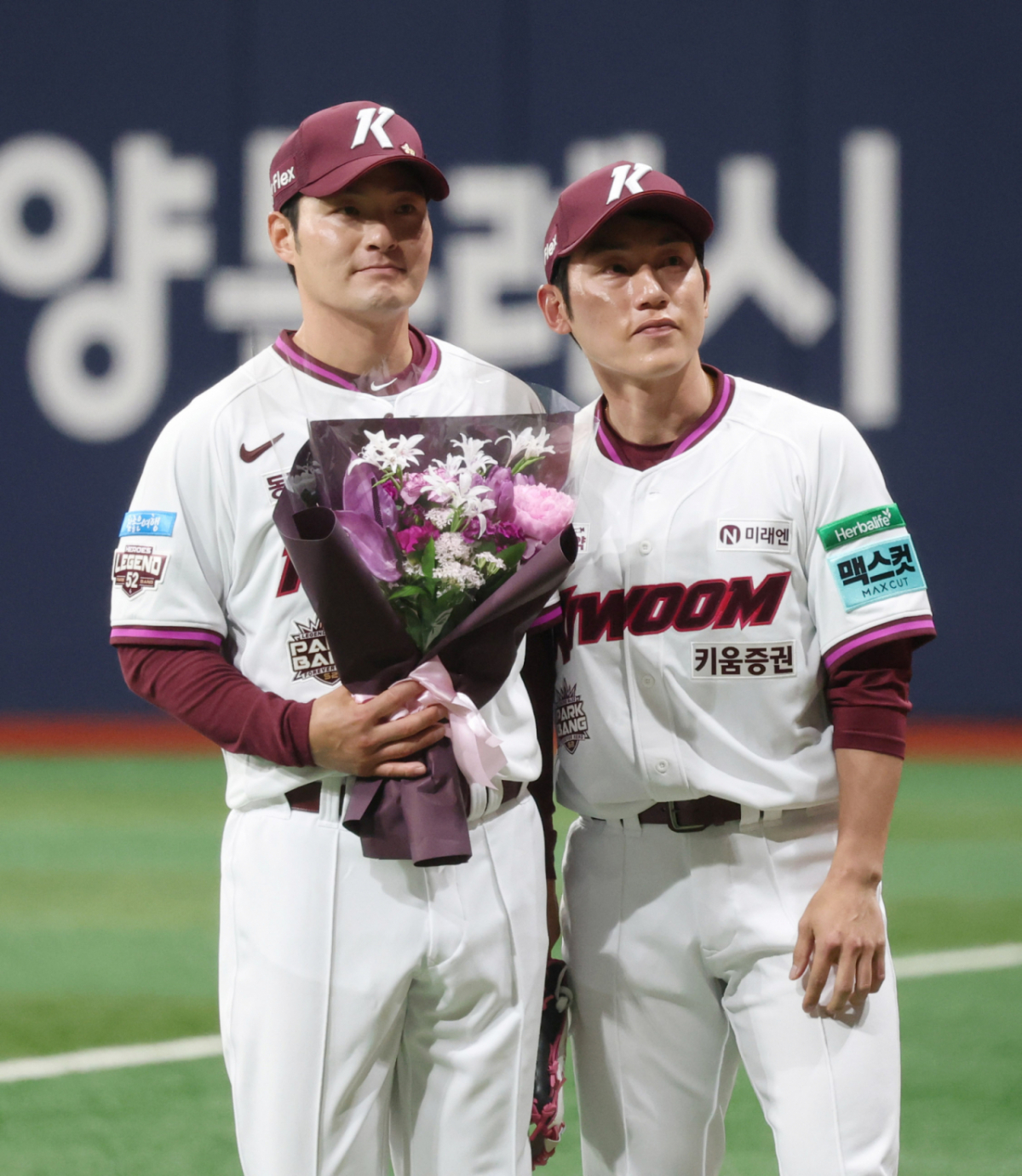 2026 신한 SOL KBO리그 키움 히어로즈 대 삼성 라이온즈 경기가 26일 서울 고척스카이돔에서 열렸다. 키움 박병호가 1회초 수비에 나선 후 삼성 타자가 타석에 들어서자 교체되며 서건창에게 꽃다발을 받고 있다. /사진=김진경 대기자