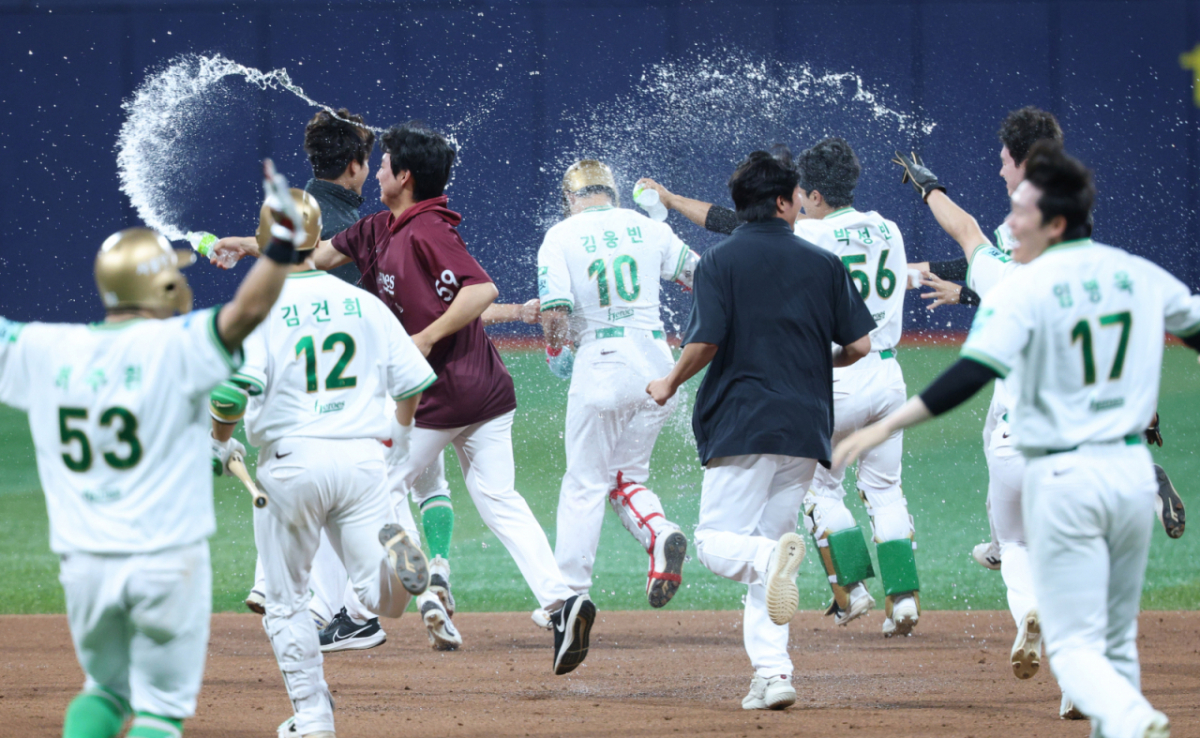2026 신한 SOL KBO리그 키움 히어로즈 대 SSG 랜더스 경기가 20일 서울 고척스카이돔에서 열렸다. 키움 김웅빈이 9회말 2사 1,2루에서 끝내기 안타를 날린 후 동료들과 기뻐하고 있다. /사진=김진경 대기자