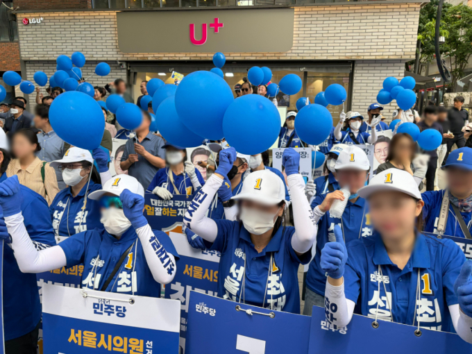 25일 서울 양천구 목동 현대백화점 앞에 정원오 민주당 서울시장 후보를 지지하는 사람들이 모여있다. /사진=김지은 기자