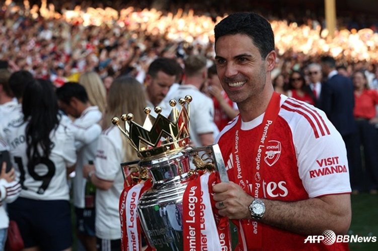 EPL 우승컵을 든 미켈 아르테타 아스널 감독. /AFPBBNews=뉴스1
