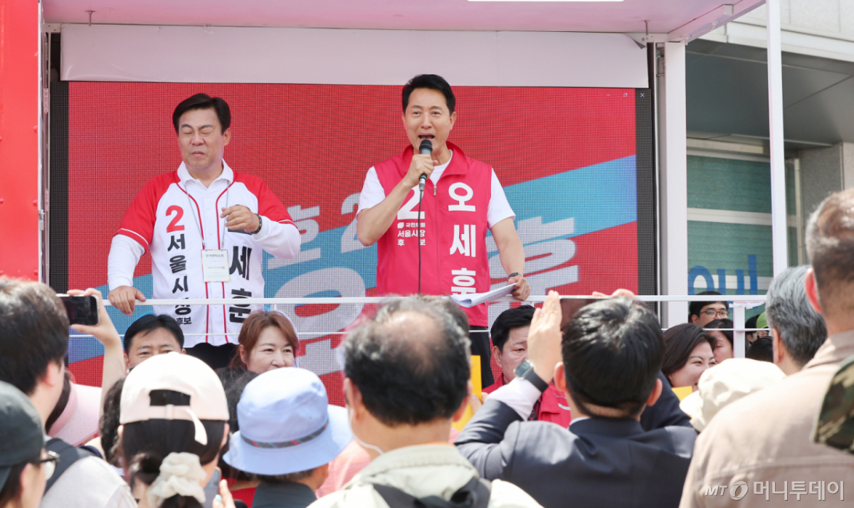 (서울=뉴스1) 김진환 기자 = 오세훈 국민의힘 서울시장 후보가 25일 서울 도봉구 홈플러스 방학점 앞에서 지지를 호소하고 있다. 2026.5.25/뉴스1  Copyright © 뉴스1. All rights reserved. 무단 전재 및 재배포,  AI학습 이용 금지. /사진=(서울=뉴스1) 김진환 기자