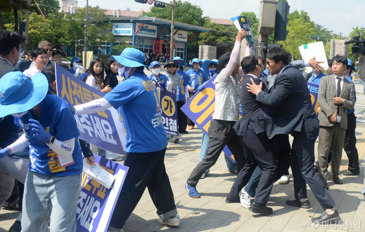 [전주=뉴시스] 김얼 기자 = 정청래사당화저지 범도민대책회의 관계자들이 25일 전북 전주시 전북대학교 구정문에서 열린 더불어민주당 전북특별자치도당 집중유세 현장에서 기습시위를 열고 정청래 더불어민주당 당대표의 사퇴를 촉구하고 있다. 2026.05.25. pmkeul@newsis.com /사진=김얼