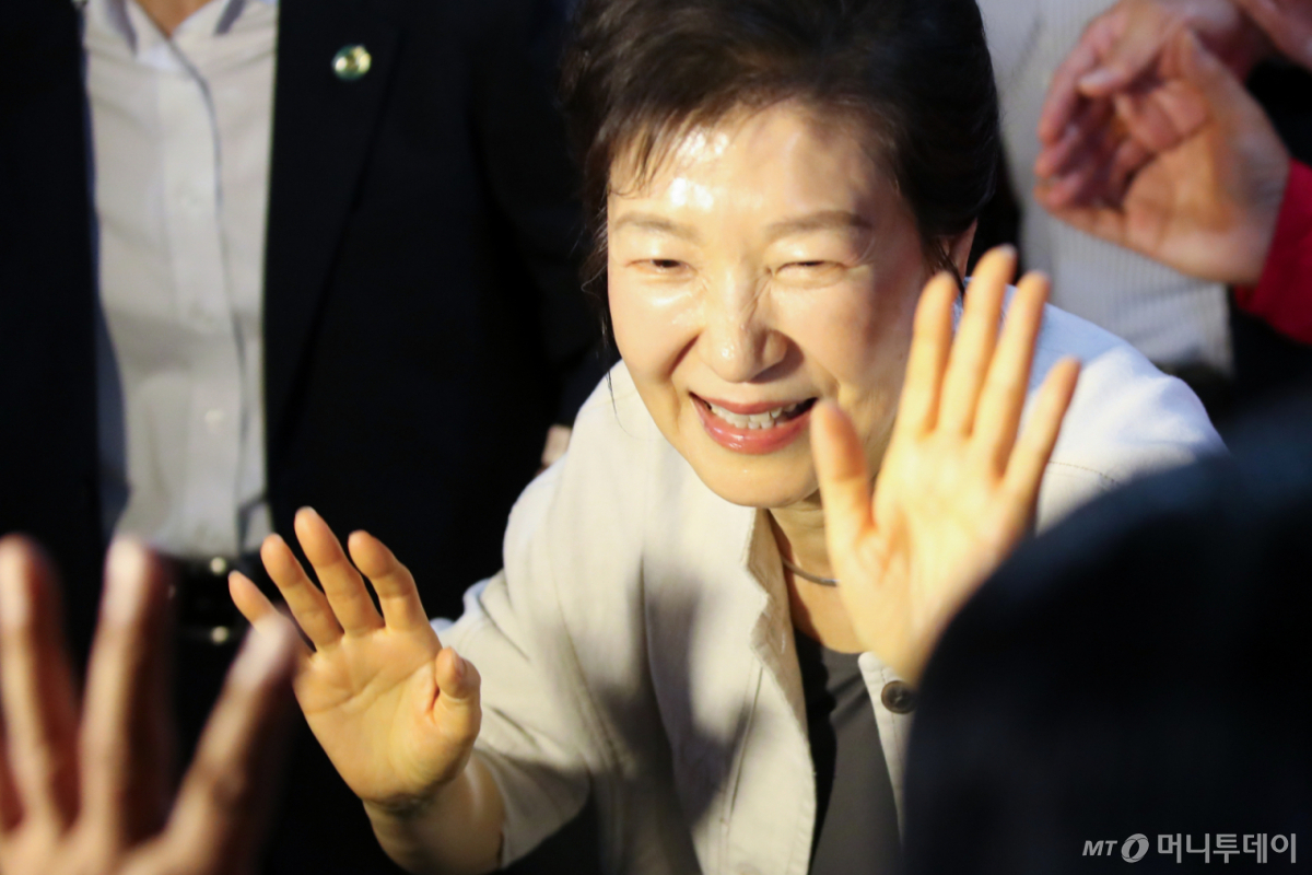 (대전=뉴스1) 김기태 기자 = 박근혜 전 대통령이 25일 대전 서구 이장우 국민의힘 대전시장 후보 선거사무소를 방문하고 있다. (공동취재) 2026.5.25/뉴스1 Copyright © 뉴스1. All rights reserved. 무단 전재 및 재배포, AI학습 이용 금지. /사진=(대전=뉴스1) 김기태 기자
