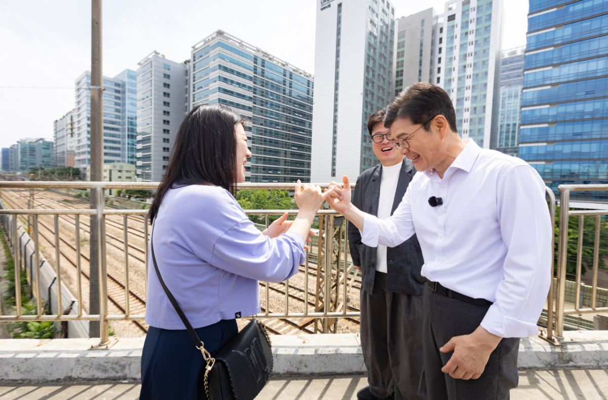 25일 정원오 더불어민주당 서울시장 후보가 서울 구로구 가리봉고가를 찾은 모습. /사진=정원오 캠프