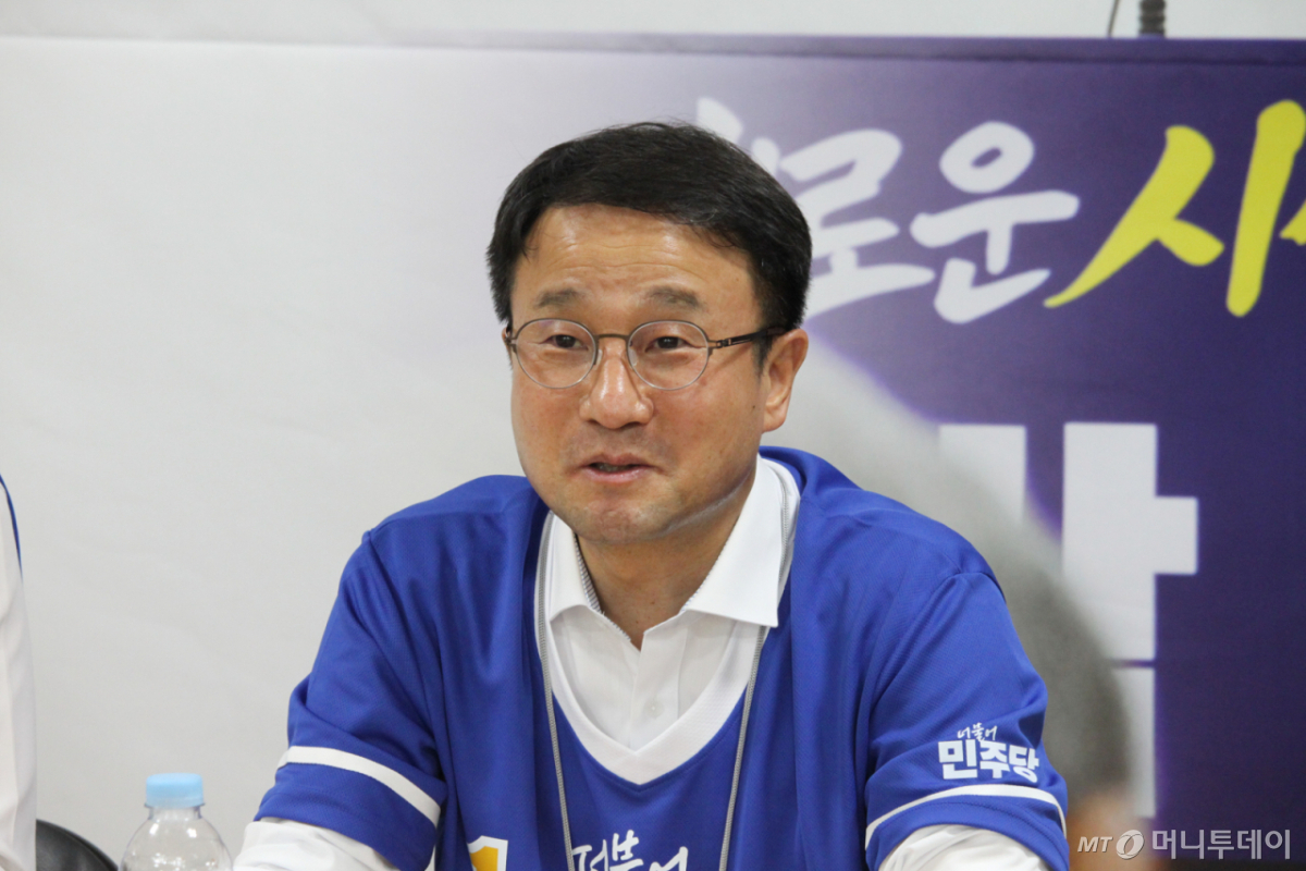 [천안=뉴시스] 최영민 기자=더불어민주당 한병도 원내대표가 25일 오후 충남 천안시 신부동에 자리한 박수현 충남도지사 후보 선거사무소를 방문해 인사말을 하고 있다. 2026.05.25 ymchoi@newsis.com /사진=최영민