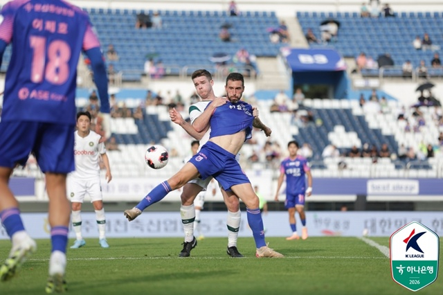 경기에 집중하는 파주 프런티어 공격수 보르하 바스톤(가운데). /사진=한국프로축구연맹 제공