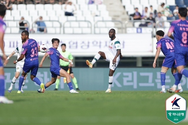 파주 프런티어-김포FC(흰색 유니폼) 경기. /사진=한국프로축구연맹 제공