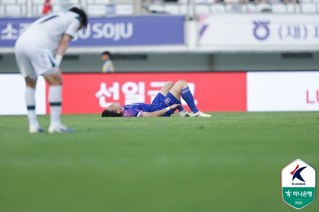 팀 패배에 아쉬워하는 파주 프런티어 김현태. /사진=한국프로축구연맹 제공