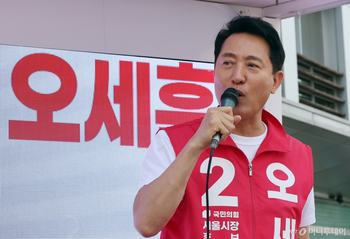 (서울=뉴스1) 김진환 기자 = 오세훈 국민의힘 서울시장 후보가 25일 서울 도봉구 홈플러스 방학점 앞에서 지지를 호소하고 있다. 2026.5.25/뉴스1 Copyright © 뉴스1. All rights reserved. 무단 전재 및 재배포, AI학습 이용 금지. /사진=(서울=뉴스1) 김진환 기자