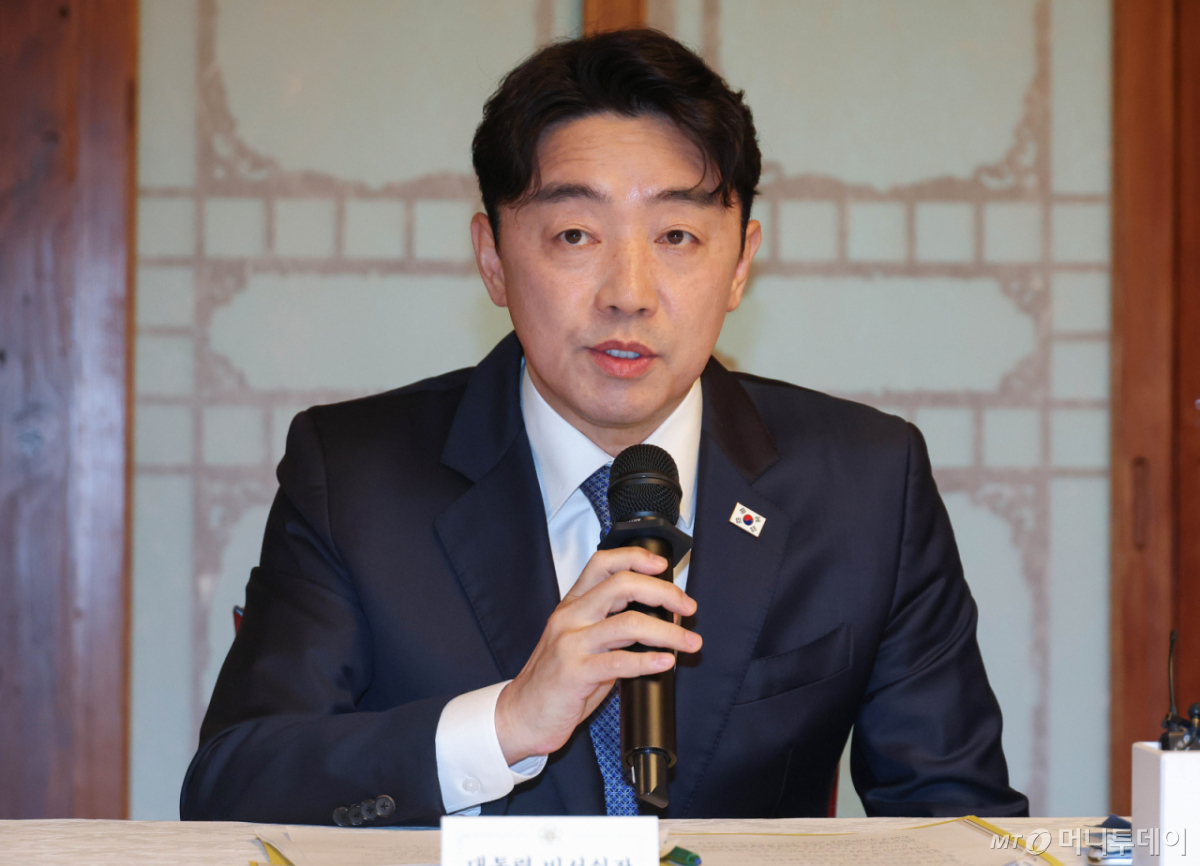 [서울=뉴시스] 김근수 기자 = 강훈식 대통령비서실장이 22일 오후 서울 종로구 국무총리공관에서 열린 제8차 고위당정협의회에서 발언을 하고 있다. (공동취재) 2026.04.22. photo@newsis.com /사진=김근수