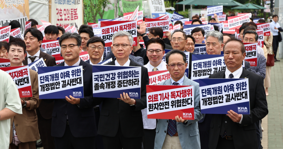 김택우 대한의사협회장(가운데)과 이정우 대한치과의사협회장 직무대행(왼쪽 2번째) 등 대표자 회원들이 지난 19일 서울 여의도 국회 정문 앞에서 '의료기사법 개정 결사저지, 전국 의사·치과의사 대표자 궐기대회'를 하고 있다. /사진=뉴시스
