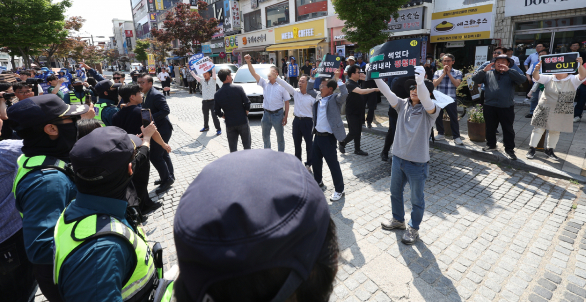 정청래사당화저지 범도민대책회의 관계자들이 25일 전북 전주시 전북대학교 구정문 앞에서 열린 더불어민주당 전북도당 집중유세 현장에서 기습시위를 열고 정청래 당대표 사퇴를 외치고 있다. /사진=뉴스1