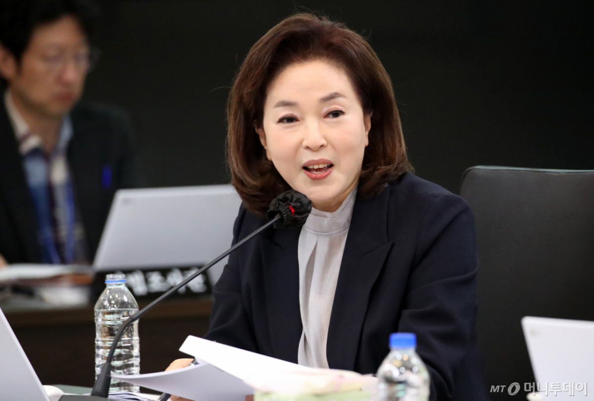 (대구=뉴스1) 공정식 기자 = 22일 오전 대구시교육청에서 열린 국회 교육위원회의 경북대, 강원대, 경북대병원, 강원대병원, 경북대치과병원, 강릉원주대치과병원에 대한 국정감사에서 김민전 국민의힘 의원이 질의하고 있다. 2025.10.22/뉴스1 Copyright © 뉴스1. All rights reserved. 무단 전재 및 재배포, AI학습 이용 금지. /사진=(대구=뉴스1) 공정식 기자
