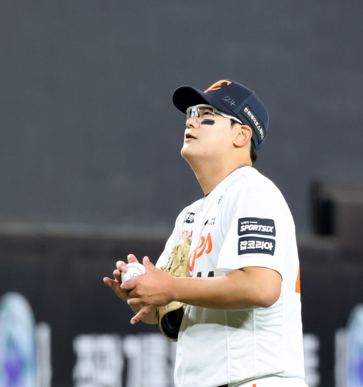 한화 이글스 투수 김서현이 4월 14일 대전 한화생명볼파크에서 열린 삼성 라이온즈전 8회초 2사 만루에서 밀어내기로 실점한 뒤 아쉬워하고 있다. /사진=강영조 선임기자
