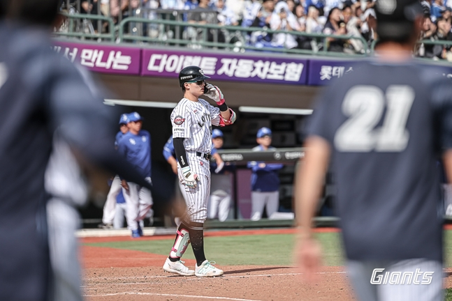 2025년 5월 18일 윤동희(가운데)가 양창섭 투구 직후 마운드를 바라보고 있다. /사진=롯데 자이언츠