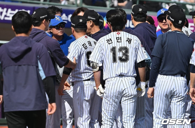 김태형을 비롯한 롯데 선수단이 2025년 5월 18일 양창섭의 투구에 분노하며 벤치클리어링을 벌이고 있다.