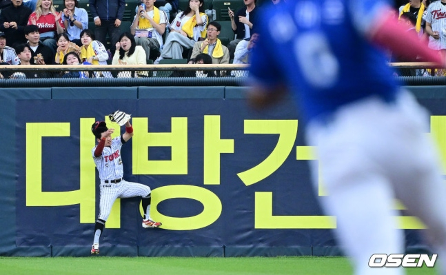 LG 박해민이 13일 잠실 삼성전 1회초 2사 1루에서 디아즈의 타구를 잡아내고 있다.