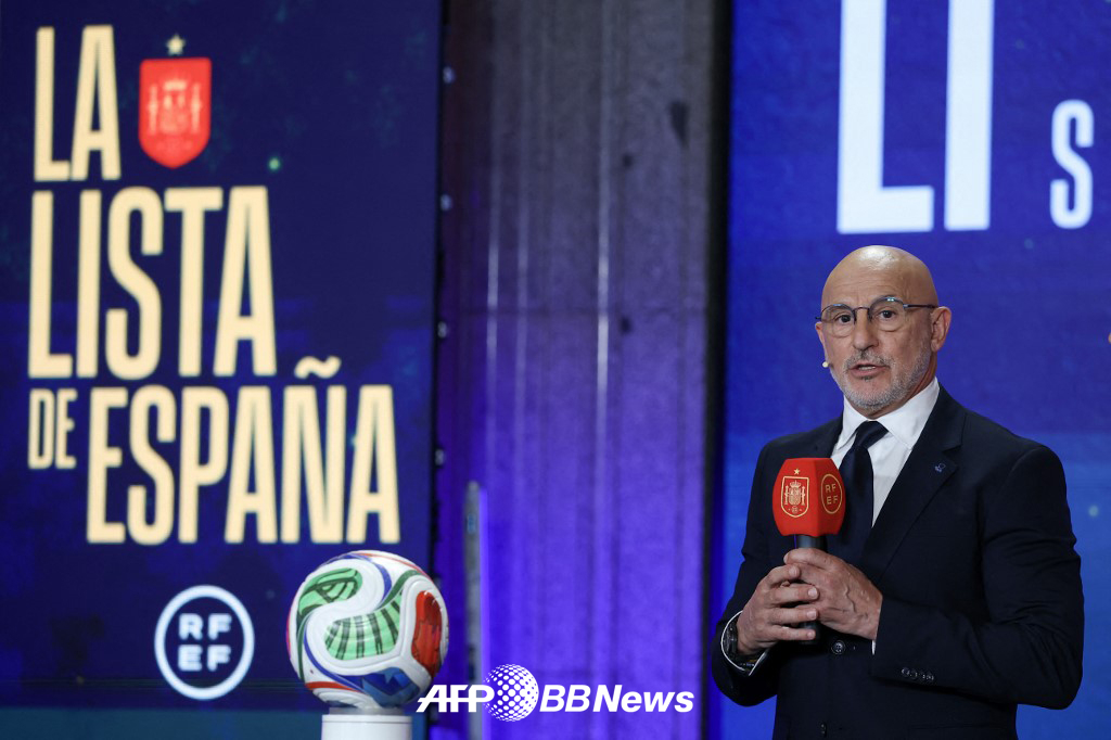 2026 FIFA 북중미 월드컵 최종 명단을 발표하고 있는 루이스 데 라 푸엔테 스페인 국가대표팀 감독. /AFPBBNews=뉴스1