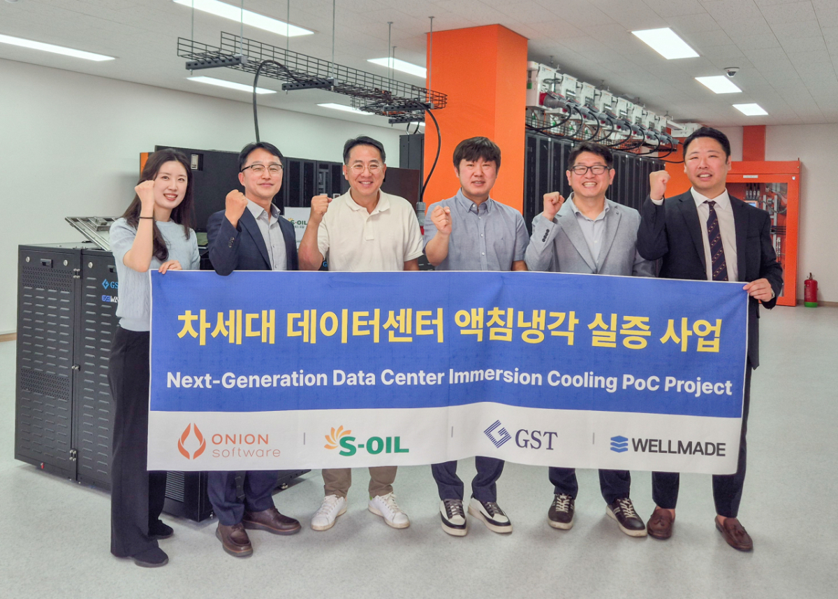 에쓰오일과 어니언소프트웨어, GST, 웰메이드컴퓨터 관계자들이 데이터센터 액침냉각 실증 추진 사업을 기념해 사진 촬영을 하고 있다. /사진=에쓰오일
