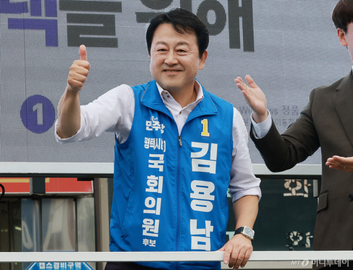 (평택=뉴스1) 임세영 기자 = 김용남 더불어민주당 경기평택을 국회의원 재선거 후보가 21일 경기도 평택시 안중시장 앞에서 열린 공식선거운동 출정식에서 엄지를 들어올리고 있다. 2026.5.21/뉴스1 Copyright © 뉴스1. All rights reserved. 무단 전재 및 재배포, AI학습 이용 금지. /사진=(평택=뉴스1) 임세영 기자