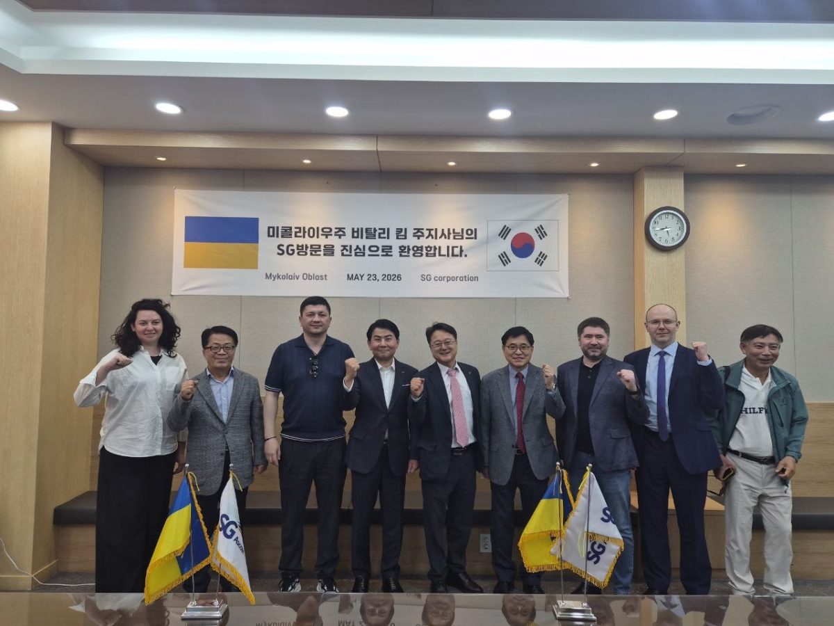 (왼쪽 세번째부터) 비탈리 킴 우크라이나 미콜라이우 주지사와 박창호 SG 대표이사가 기념촬영을하고 있다/사진 제공 = SG