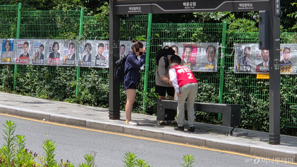 박민식 국민의힘 부산 북갑 후보가 25일 만덕동 아파트 단지 앞에서 지지를 호소하고 있다./사진=박상곤 기자