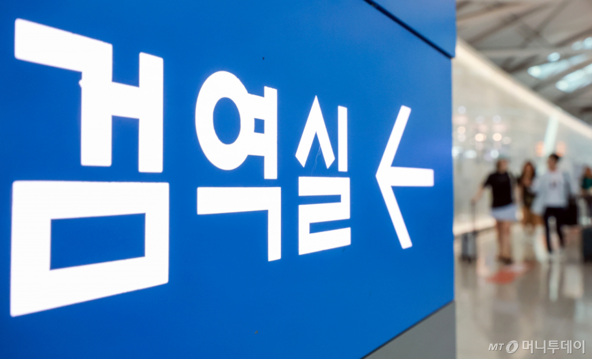 (인천공항=뉴스1) 이호윤 기자 = 최근 콩고민주공화국과 우간다 등에서 에볼라바이러스병 집단 발생이 이어지면서 세계보건기구(WHO)는 국제 공중보건 위기 상황을 선언했다. 이에 지난 21일 질병관리청 등에 따르면 에볼라 발생국 또는 발생지역을 경유해 입국하는 내·외국인을 대상으로 이동 경로를 사전에 확인해 집중 검역하는 방안을 추진 중인 것으로 확인됐다. 사진은 22일 인천국제공항 1터미널 출국장의 모습. 2026.5.22/뉴스1 Copyright © 뉴스1. All rights reserved. 무단 전재 및 재배포, AI학습 이용 금지. /사진=(인천공항=뉴스1) 이호윤 기자