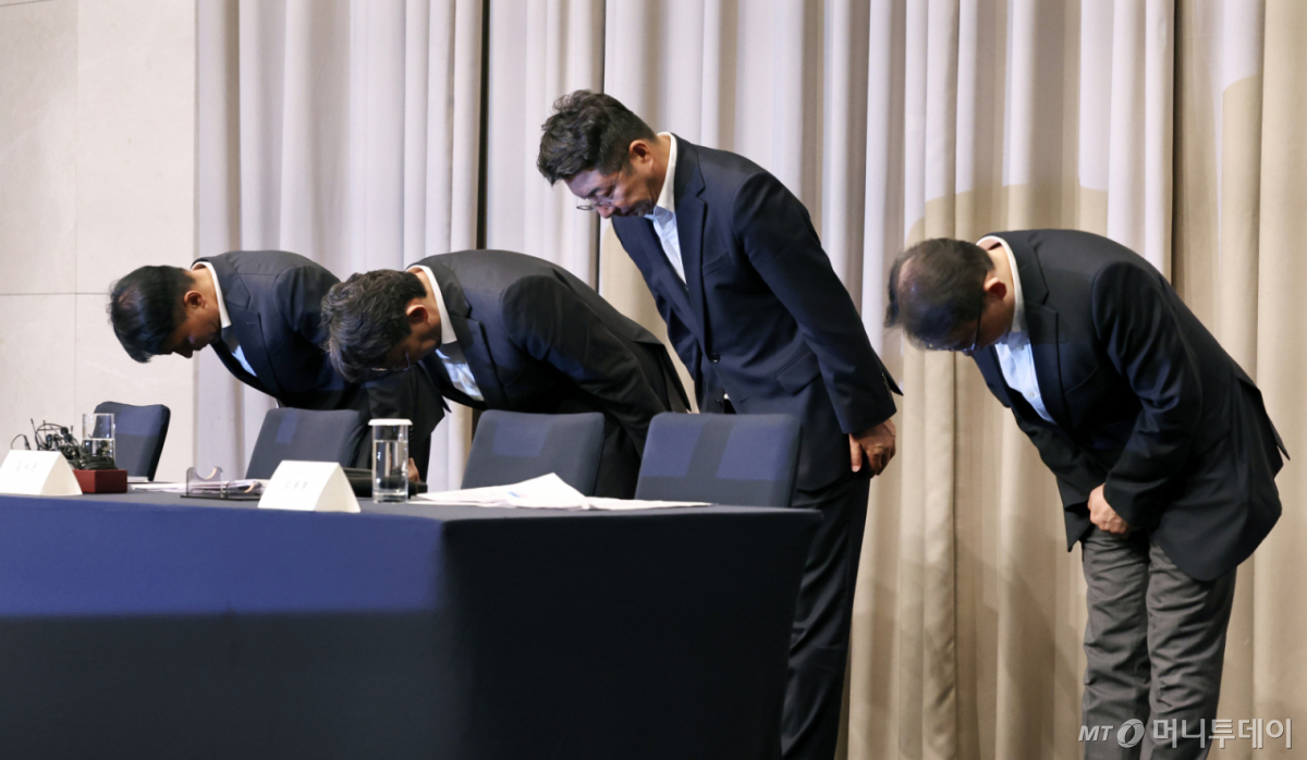 (서울=뉴스1) 구윤성 기자 = 전상진 경영총괄 부사장 등 신세계그룹 임원들이 26일 서울 강남구 조선팰리스 호텔에서 스타벅스 '탱크데이' 논란 관련 내부 진상조사 결과 발표를 마친 뒤 사과하고 있다. 왼쪽부터 신세계그룹 이규봉 경영지원총괄 전무, 전상진 부사장, 김수완 대외협력본부장 부사장, 양종환 감사팀장 상무. 2026.5.26/뉴스1 Copyright © 뉴스1. All rights reserved. 무단 전재 및 재배포, AI학습 이용 금지. /사진=(서울=뉴스1) 구윤성 기자