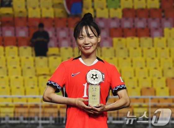장슬기가 2025 동아시아축구연맹(EAFF) E-1 챔피언십(동아시안컵) 최우수 선수(MVP)상을 받고 미소짓고 있다. /사진=뉴스1