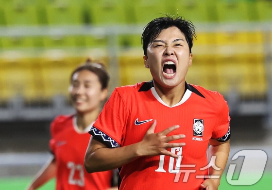 지소연이 수원월드컵경기장에서 열린 2025 동아시아축구연맹(EAFF) E-1 챔피언십(동아시안컵) 3차전 대만과 경기에서 페널티킥 선제골을 넣고 포효하고 있다. /사진=뉴스1
