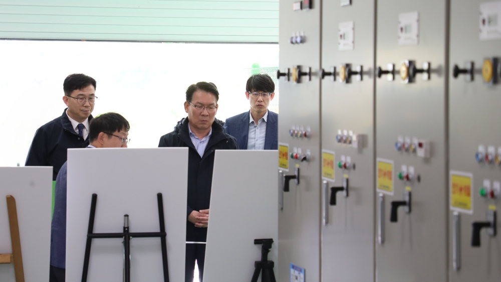 김인중 한국농어촌공사 사장(오른쪽 2번째)이 나주, 영광 재해복구 사업지를 찾아 점검하고 있다/사진제공=농어촌공사