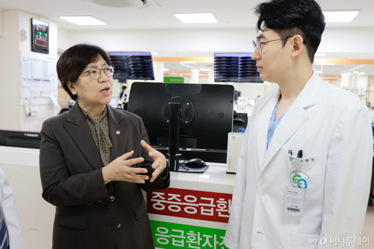 정은경 보건복지부 장관이 지난해 충북대학교병원을 방문해 권역응급의료센터 의료진들과 대화를 나누고 있다./사진=보건복지부, 서울=뉴스1