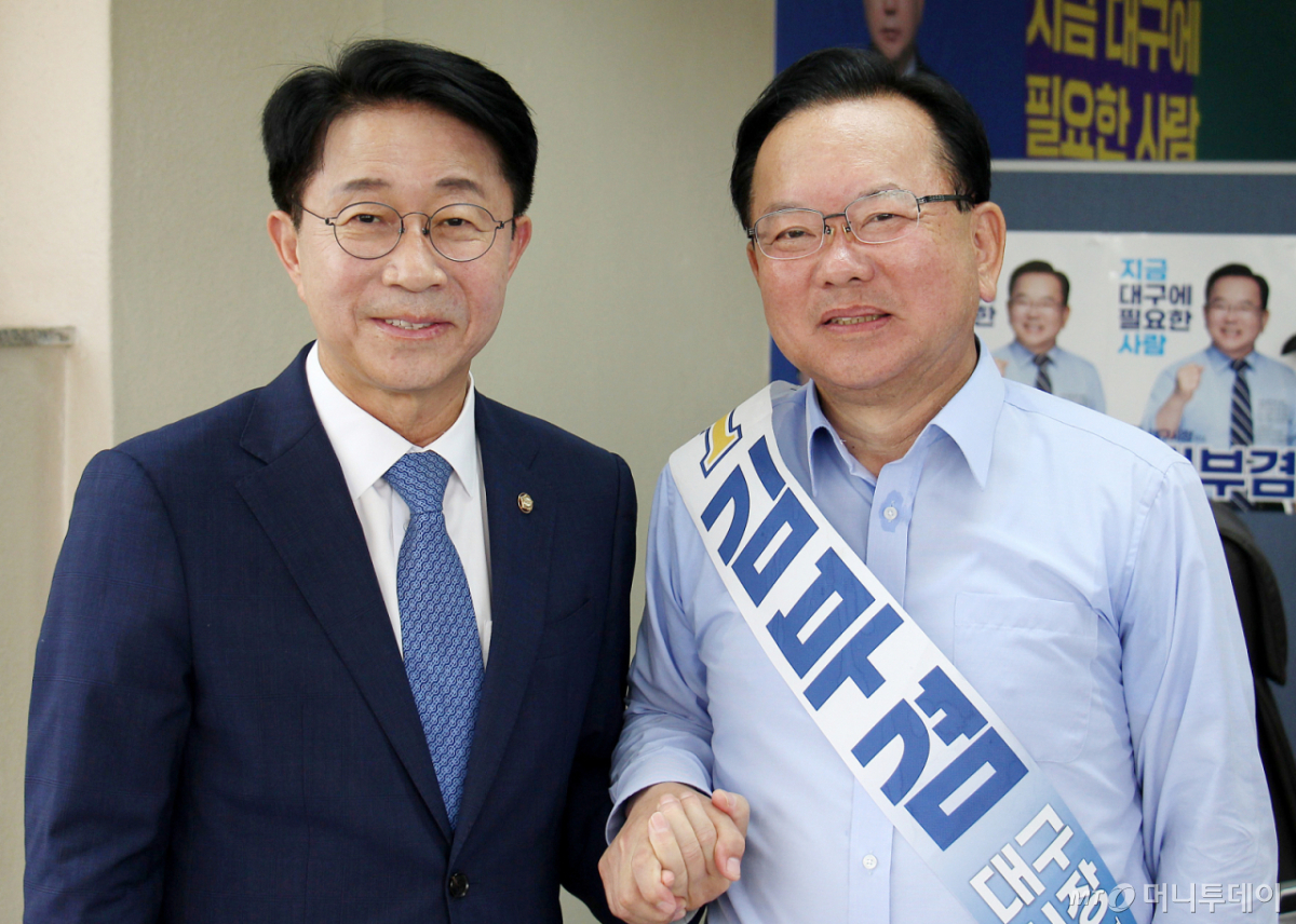 (대구=뉴스1) 공정식 기자 = 김부겸 더불어민주당 대구시장 후보(오른쪽)와 조정식 국회의장 후보가 25일 오후 대구 달서구 김부겸 후보 캠프에서 만나 손잡고 기념촬영을 하고 있다. 제22대 국회 하반기 국회의장 후보로 선출된 조 의원은 지난 대선과 더불어민주당 운영의 핵심 역할을 해온 친명계 인사로 최근 6·3 지방선거를 앞두고 전북 선대위 상임선대위원장을 맡았다. (김부겸 캠프 제공. 재판매 및 DB금지) 2026.5.25/뉴스1 Copyright © 뉴스1. All rights reserved. 무단 전재 및 재배포, AI학습 이용 금지. /사진=(대구=뉴스1) 공정식 기자