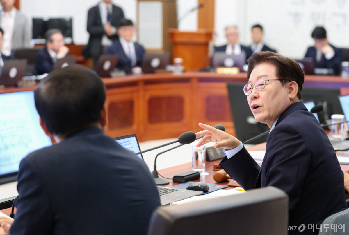 (서울=뉴스1) 허경 기자 = 이재명 대통령이 26일 청와대에서 열린 제23회 국무회의 겸 제10차 비상경제점검회의에서 구윤철 부총리 겸 재정경제부 장관에게 질문하고 있다. 2026.5.26/뉴스1 Copyright © 뉴스1. All rights reserved. 무단 전재 및 재배포, AI학습 이용 금지. /사진=(서울=뉴스1) 허경 기자