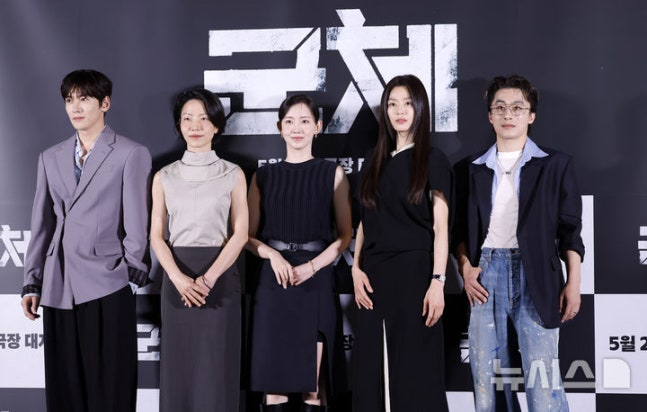 영화 '군체'가 26일 누적 관객 수 200만 명을 넘어섰다. 사진은 군체에 출연한 배우 지창욱(왼쪽부터), 김신록, 신현빈, 전지현, 구교환이 언론시사회에서 포즈를 취하고 있는 모습./사진=뉴시스