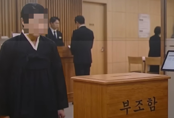 갈등은 장례식에서도 이어졌다. 시어머니는 상복을 입은 손주를 본체만체했고, 시댁 식구 누구도 빈소를 제대로 지키지 않았다. 급기야 시어머니는 발인을 앞두고 부의함에서 시댁 몫의 조의금을 빼간 것으로 알려졌다. /사진=JTBC '사건반장'
