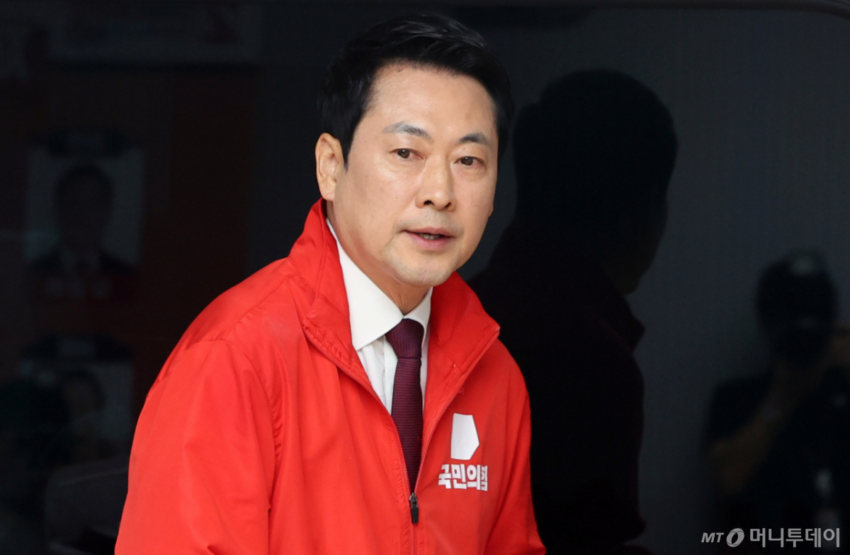 (서울=뉴스1) 황기선 기자 = 장동혁 국민의힘 대표가 26일 오전 서울 여의도 중앙당사에 마련된 제9회 전국동시지방선거 종합상황실에서 기자회견을 위해 발걸음을 옮기고 있다. 2026.5.26/뉴스1 Copyright © 뉴스1. All rights reserved. 무단 전재 및 재배포, AI학습 이용 금지. /사진=(서울=뉴스1) 황기선 기자