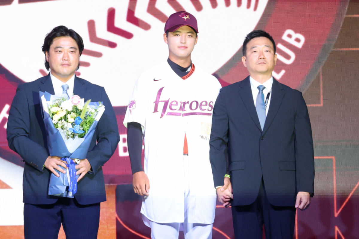 '2026 KBO 신인 드래프트'가 지난해 9월 17일 서울 송파구 롯데호텔 월드 크리스탈볼룸에서 열렸다.  박준현이 전체 1순위 지명된 후 아버지 박석민과 키움 허승필 단장과 기념촬영을 하고 있다. /사진=김진경 대기자
