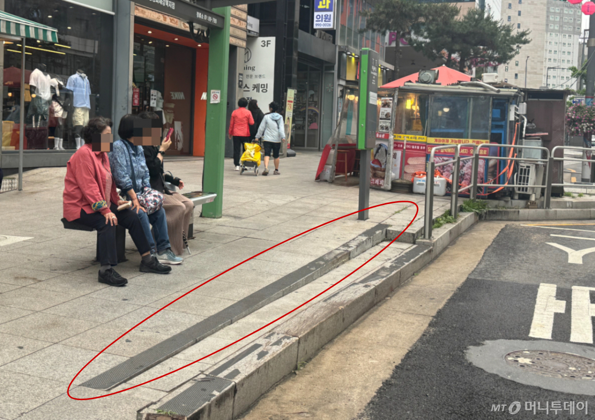 서울 강북구 수유역 인근 버스정류장의 모습. 20대 여성 A씨는 지난달 10일 붉은색 타원으로 표시된 보도블럭 단차에 넘어져 중족골 골절 진단을 받았다./사진=최문혁 기자.