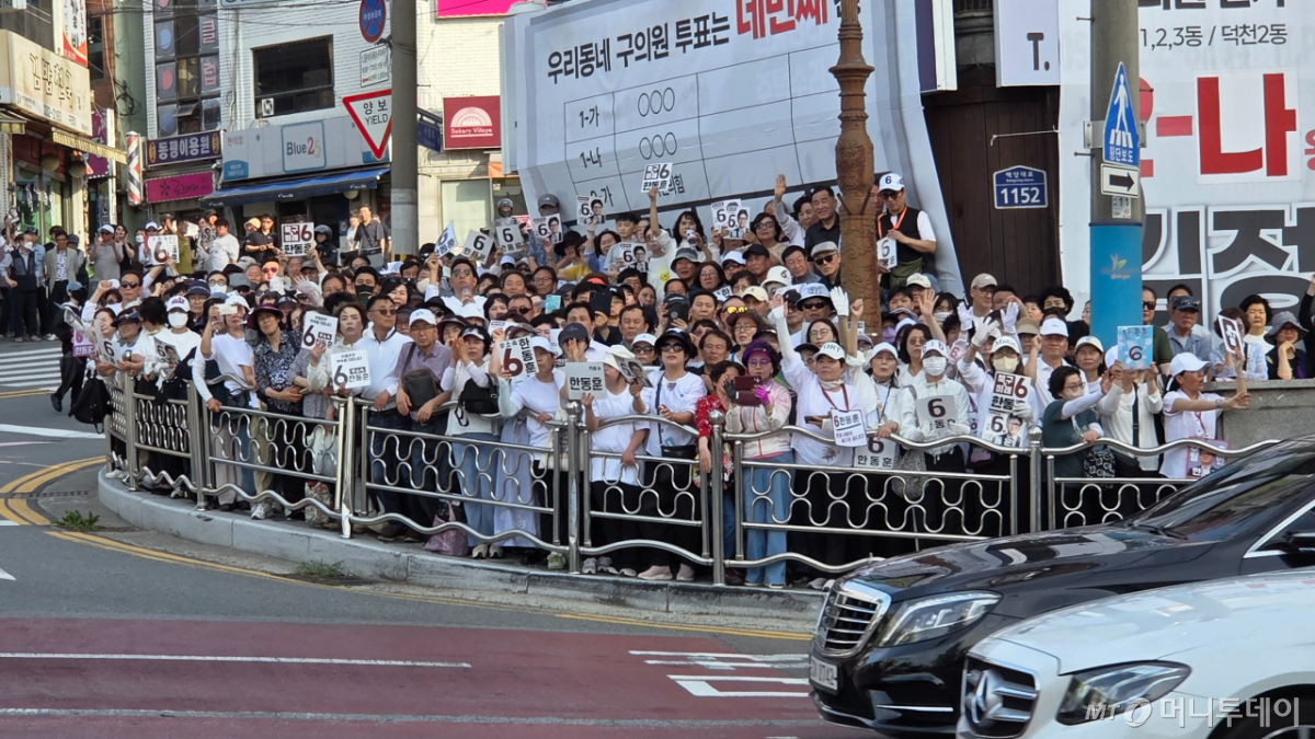 한동훈 무소속 부산 북갑 후보가 집중 유세를 벌인 25일 백양대로에 지지자들이 몰려있다./사진=박상곤 기자