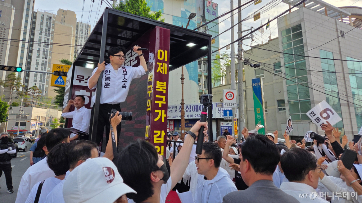 한동훈 무소속 부산 북갑 후보가 25일 집중유세 현장에서 지지자들의 호응을 유도하고 있다./사진=박상곤 기자