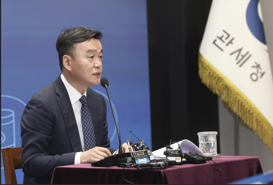이종욱 관세청장이 26일 서울세관에서 원유 수입선 다변화 지원에 대한 브리핑을 하고 있다./사진제공=관세청