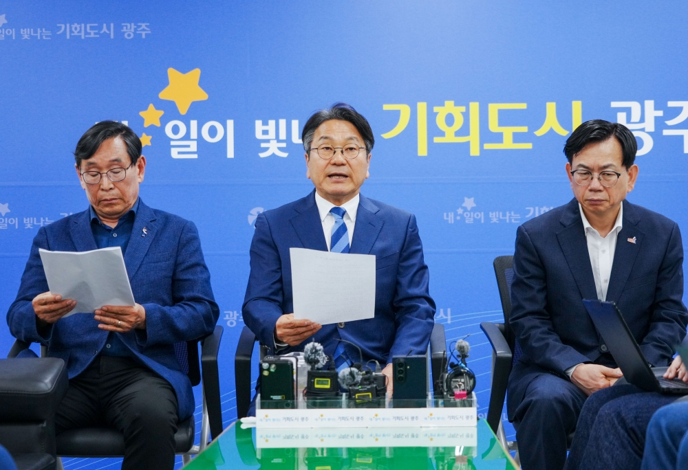 정용진 회장 '5.18탱크 데이' 사과문 발표와 관련해 출입기자단 차담회에서 입장을 이야기하고 있는 강기정 광주시장(자운데)./사진제공=광주광역시