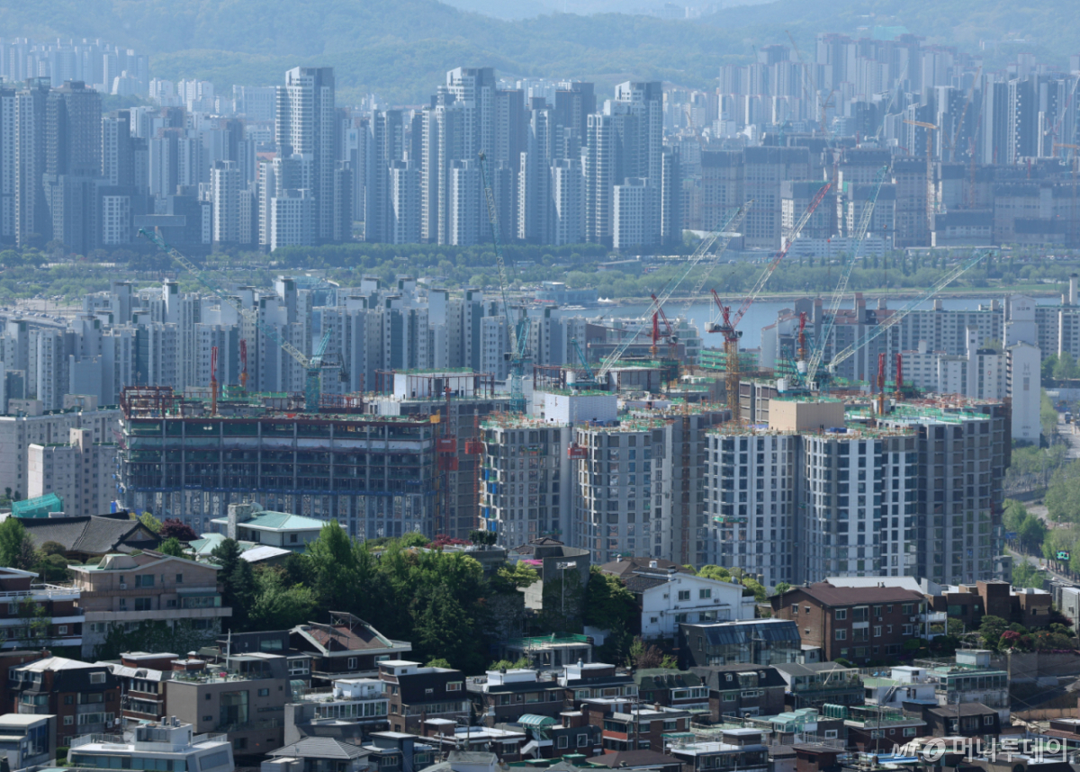 [서울=뉴시스] 조수정 기자 = 사진은 24일 서울 남산에서 바라본 아파트 건설 현장. 2026.04.24. chocrystal@newsis.com /사진=조수정