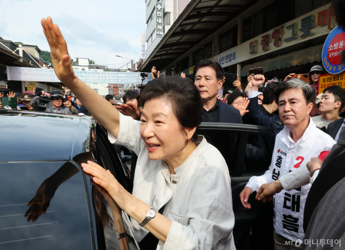 (공주=뉴스1) 김기태 기자 = 박근혜 전 대통령이 25일 오후 충남 공주 산성시장을 방문해 김태흠 국민의힘 충남도지사 후보, 충남지역 후보 지원유세를 하고 있다. 2026.5.25/뉴스1 Copyright © 뉴스1. All rights reserved. 무단 전재 및 재배포, AI학습 이용 금지. /사진=(공주=뉴스1) 김기태 기자