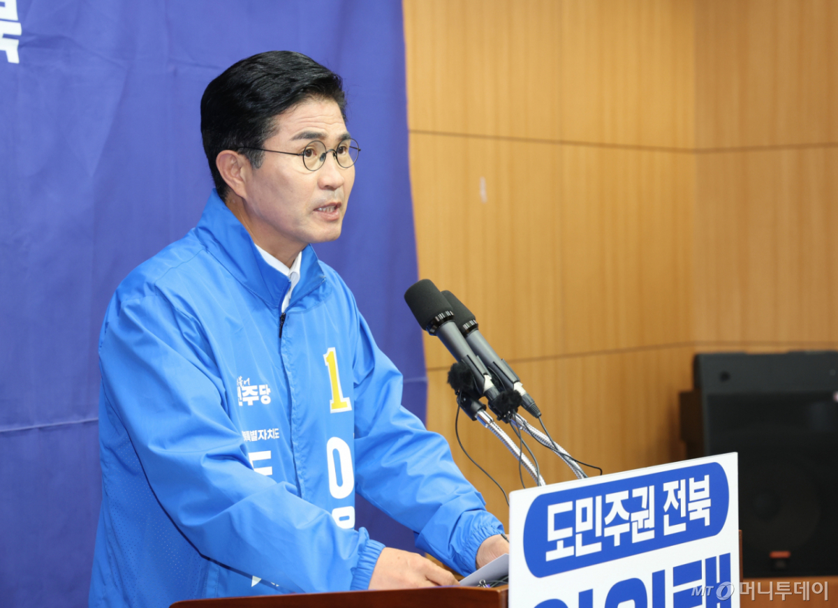(전주=뉴스1) 유경석 기자 = 이원택 더불어민주당 전북도지사 후보가 26일 전북 전주시 전북특별자치도의회에서 질의에 답변을 하고 있다. 2026.5.26/뉴스1 Copyright © 뉴스1. All rights reserved. 무단 전재 및 재배포, AI학습 이용 금지. /사진=(전주=뉴스1) 유경석 기자
