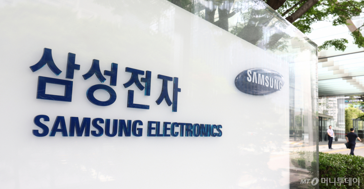(서울=뉴스1) 김민지 기자 = 삼성전자 노동조합의 2026년 임금·단체협약 잠정 합의안 찬반 투표 종료를 하루 앞둔 26일 서울 서초구 삼성전자 사옥에서 직원들이 오가고 있다. 삼성전자 최대 노조인 삼성그룹 초기업노동조합 삼성지부(초기업노조)에 따르면 이날 오전 10시 기준 투표율은 90.45%를 기록했다. 총 선거인수 5만7302명 중 5만1835명이 투표를 마쳤다. 2026.5.26/뉴스1 Copyright © 뉴스1. All rights reserved. 무단 전재 및 재배포, AI학습 이용 금지. /사진=(서울=뉴스1) 김민지 기자