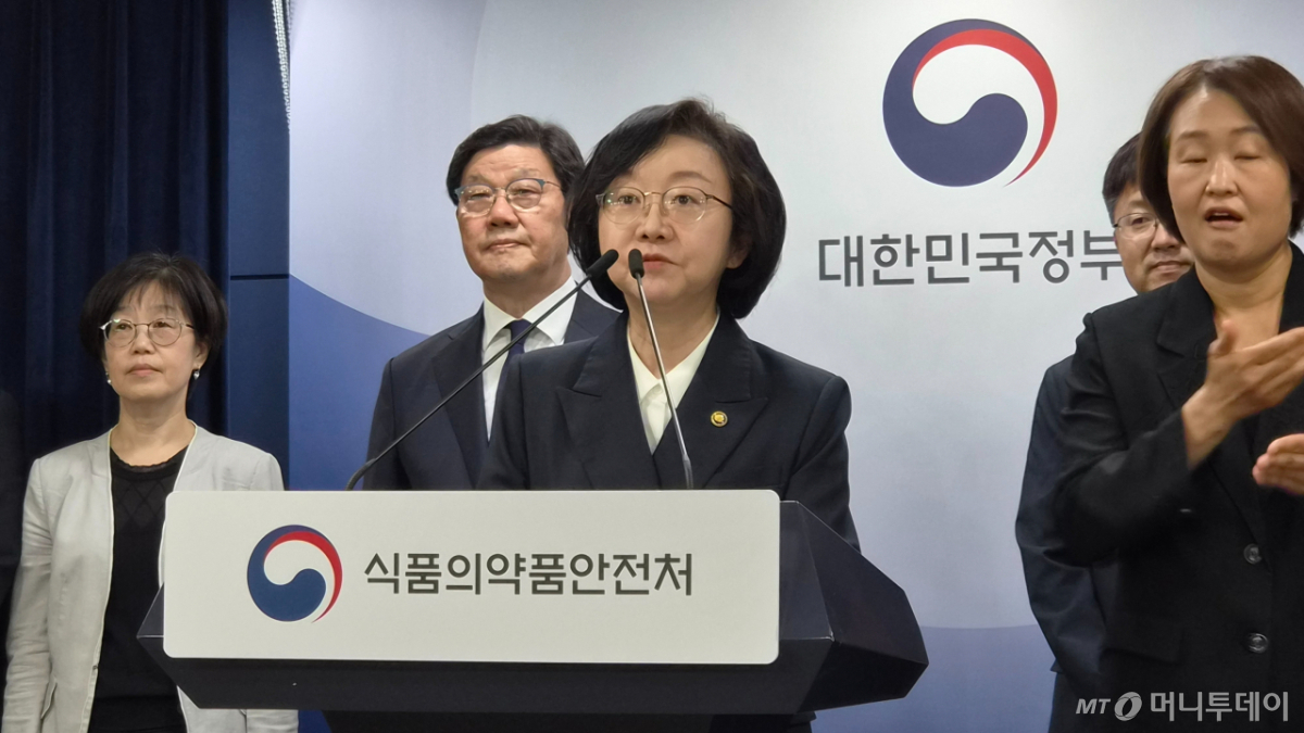 오유경 식품의약품안전처장이 26일 정부서울청사에서 '의료제품 허가·심사 혁신방안'을 발표하고 있다./사진= 박미주 기자