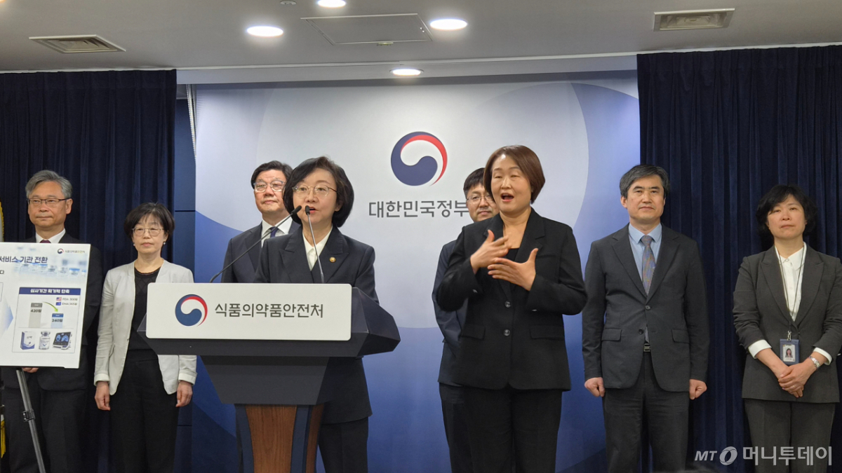 오유경 식품의약품안전처장이 26일 정부서울청사에서 '의료제품 허가·심사 혁신방안'을 발표하고 있다./사진= 박미주 기자